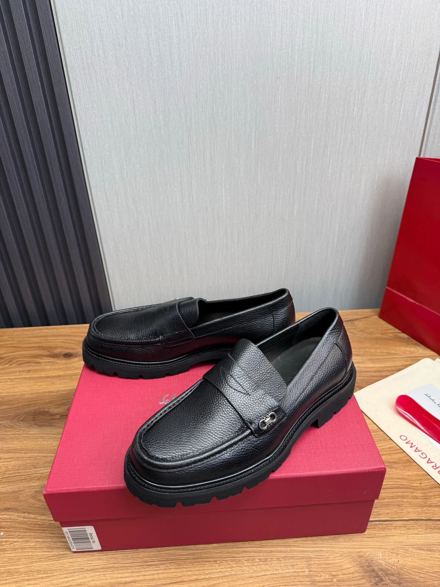 Men's shoes 💰880💰 Ferragamo. [Ferragamo] Men's Loaf leather shoes, the latest hot style, 1:1 original purchase quality, top quality, imported open-edge beaded cowhide leather on the upper, hand-made three-dimensional stitching highlights the round toe design, the inner foot pads are all imported cowhide, with original wear-resistant foam outsole, matching code 39-44, (38, 45 custom-made, non-refundable)